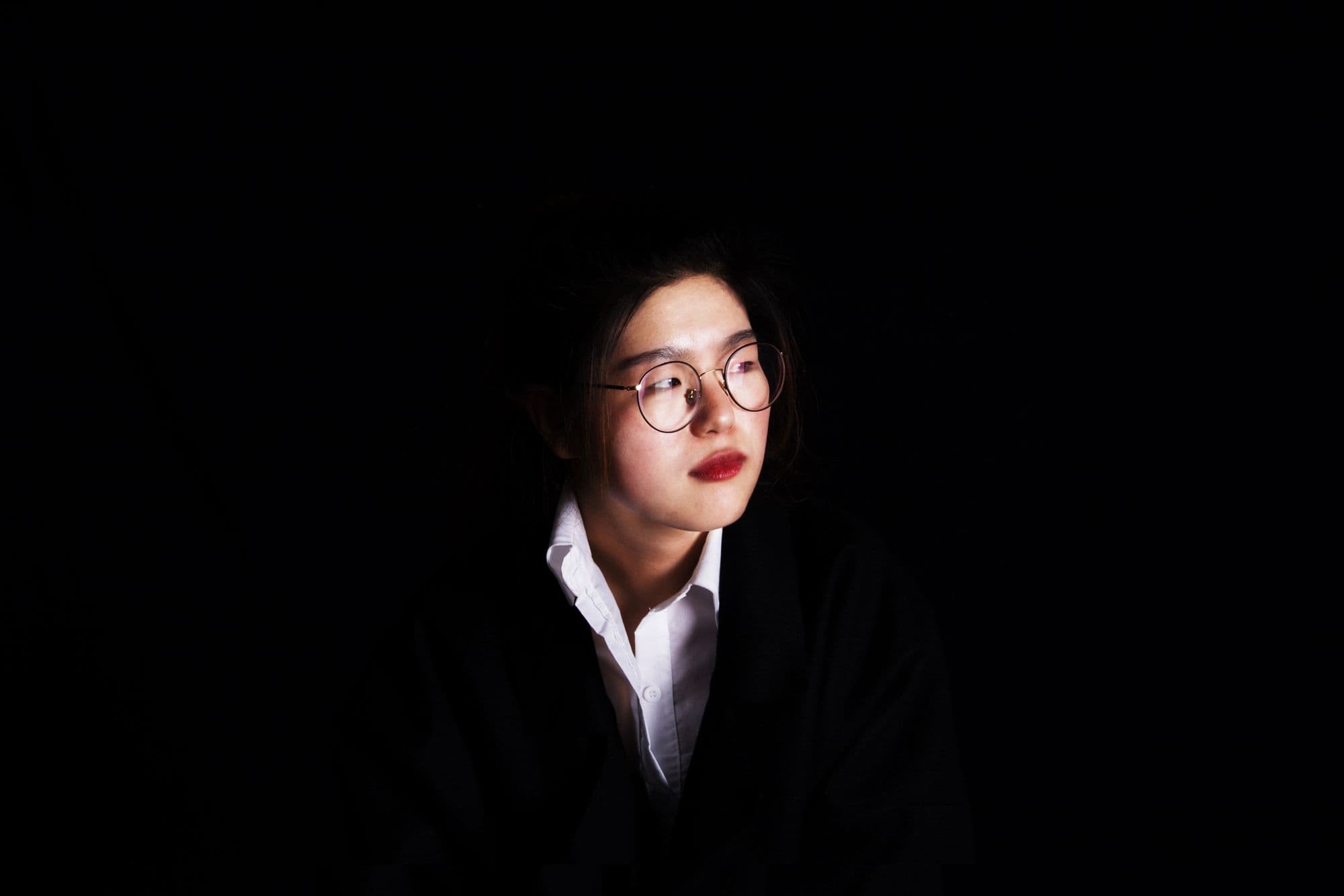 Woman wearing round gold-rimmed eyeglasses